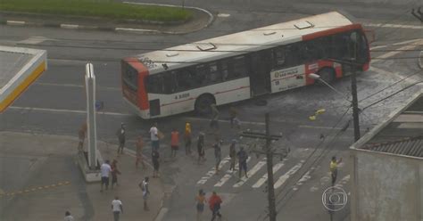 G1 Ônibus é apedrejado durante protesto na Zona Leste de São Paulo