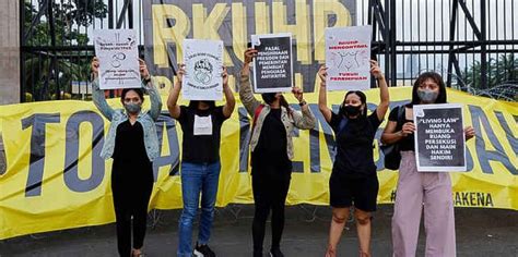 Indonesia Bans Sex Outside Marriage In New Criminal Code PhotoNews Pakistan