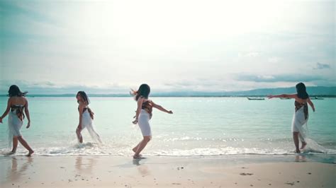 A group of Asian women in white clothes ran and played with their ...