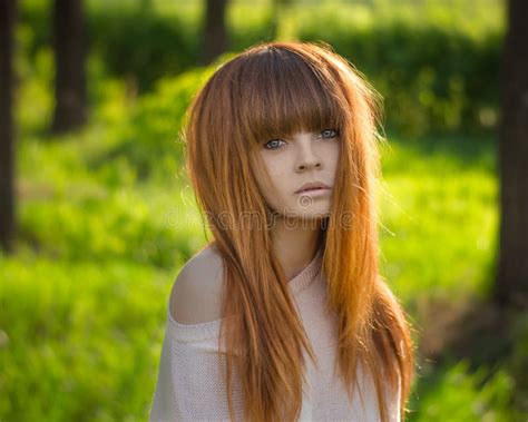 Fille Avec Les Cheveux Rouges Visage Ensanglanté Photo Stock Image