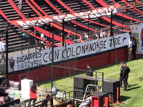 "Jugadores y Dirigentes, con Colón no se jode": la bandera que apareció