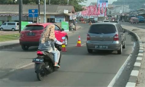 Pemudik Motor Mulai Padati Pelabuhan Merak Video Dailymotion