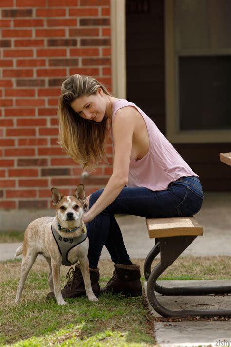 Alluring Blonde Babe Katie Darling Shows Her Natural Tits Up Close