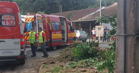 Homem Sofre Choque El Trico E Tem Parada Card Aca Enquanto Cortava