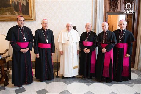 Mesa Puesta Para La Visita Ad Limina Apostolorum De Los Obispos Mexicanos