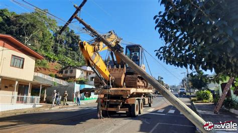 No Vale Notícias Caminhão carregado uma escavadeira atinge fios e