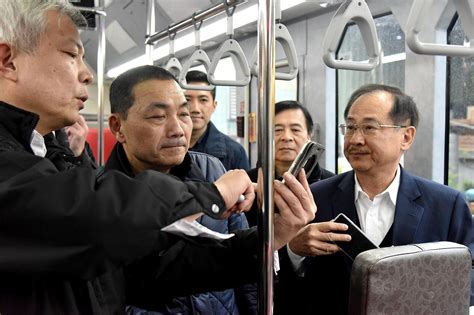 市政新聞 跨年夜公車延後收班 侯友宜慰問客運駕駛 新北市政府