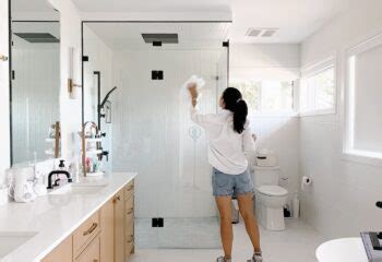 Eco-Friendly Bathroom Cleaning: Sparkling Tips for Gleaming Glass ...