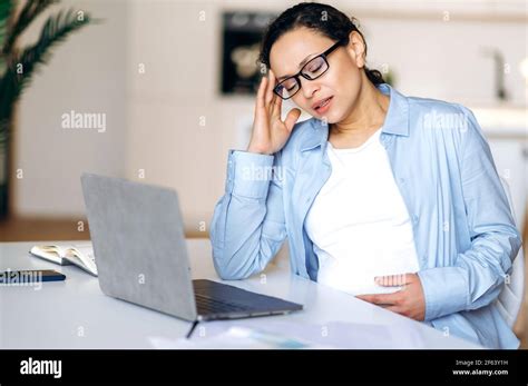 Fatigu Surtravaill Triste Enceinte Brunette Femme Mature Portant Des Lunettes Race Mixte