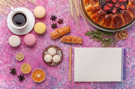 Draufsicht Leckere Erdbeerkuchen Mit Tasse Tee Und Macarons Auf Rosa