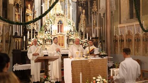 FOTO V Malečniku danes številni romarji Marijina cerkev na Gorci