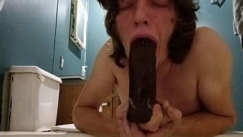 Buen consolador chupando frente a mi bañera XVIDEOS