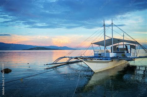 Fotobehang Banka Traditional Filipino Fishing Boat At Sunset Cebu