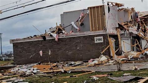 Varios Tornados Dejan Al Menos Muertos Y Numerosos Destrozos En El