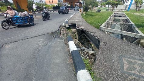 Foto Trotoar Di Simpang Sudirman H Imam Munandar Amblas Bahayakan