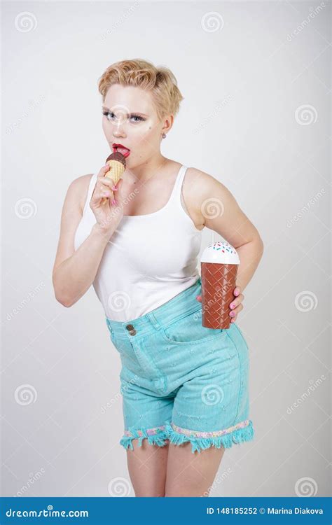 Jolie Fille Blonde Caucasienne De Cheveux Courts Mangeant De La Glace Savoureuse Avec Le C Ne De