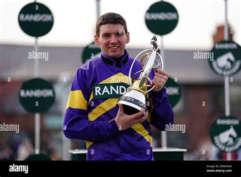 Jockey Derek Fox Nach Dem Gewinn Der Randox Grand National Handicap