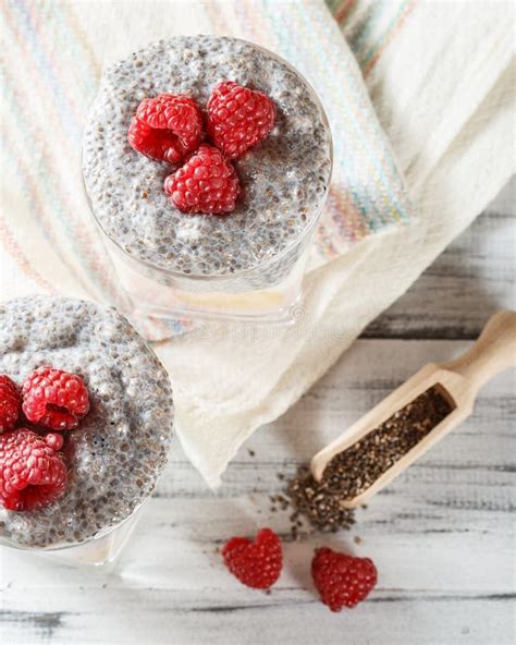 Yaourt Avec Le Pudding Et Les Fruits De Graine De Chia Photo Stock