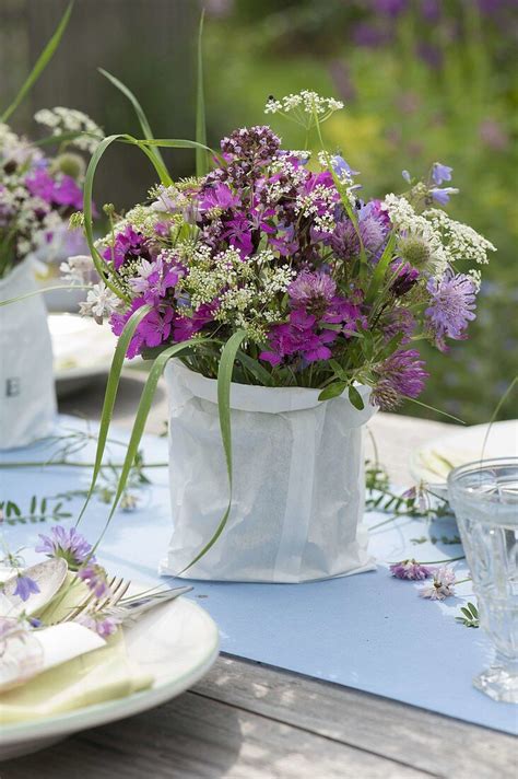 Sommerliche Tischdeko Mit Wiesenblumen Bild Kaufen