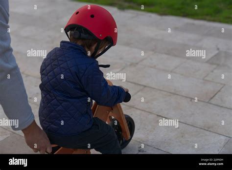 Padre enseñando a su niño pequeño a montar una bicicleta equilibrada