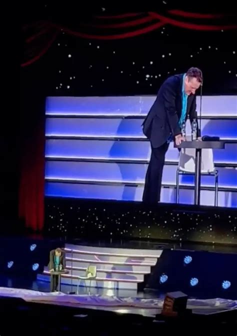 Peter Kay breaks down on stage as he gets huge standing ovation on ...