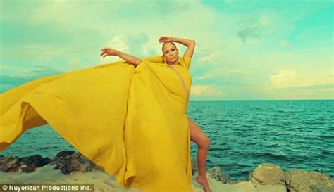 Jennifer Lopez Goes Naked With Palm Leaves For Ni Tu Ni Yo Daily Mail Online