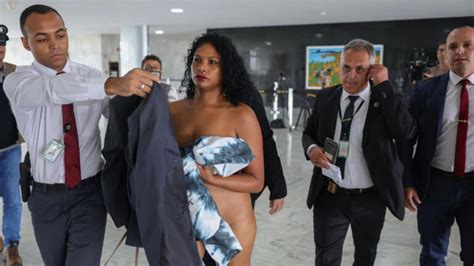 Mulher tira a roupa ao tentar entrar no Planalto e é encaminhada para