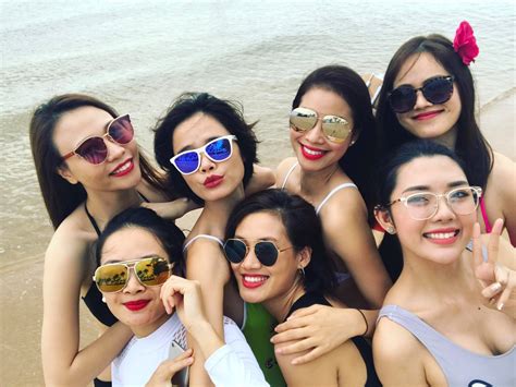 Phạm Hương tung ảnh bikini cá 7 màu đốt mắt fans