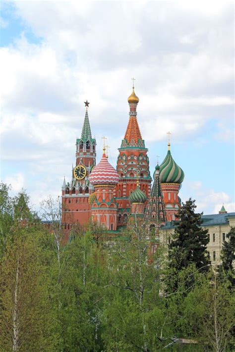 La Catedral De La Albahaca Del St Y La Torre Del Kremlin Spasskaya En