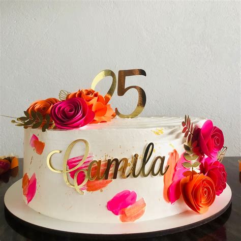 Bolo de aniversário pink e laranja flores no mesmo tom e escrita