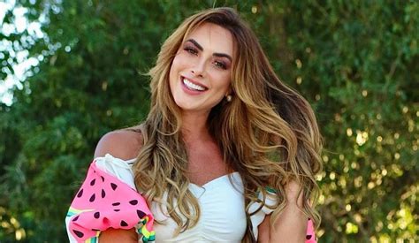 Nicole Bahls Impressiona Ao Surgir De Mai Na Web Perfeita