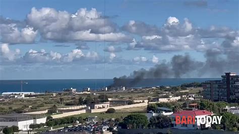 Incendio Sul Lungomare Di Bari Le Immagini Del Fumo Che Si Espande Dal