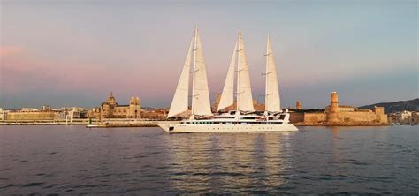 Marseille C est quoi ce grand bateau près du Mucem et de la Major