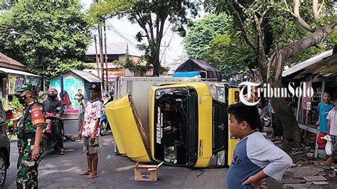 Kronologi Truk Boks Muatan Makanan Terguling Di Jalan Solo Sukoharjo