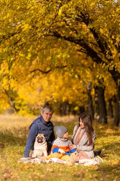 Una Familia Joven Con Un Ni O Peque O Y Un Perro Pasan Tiempo Juntos