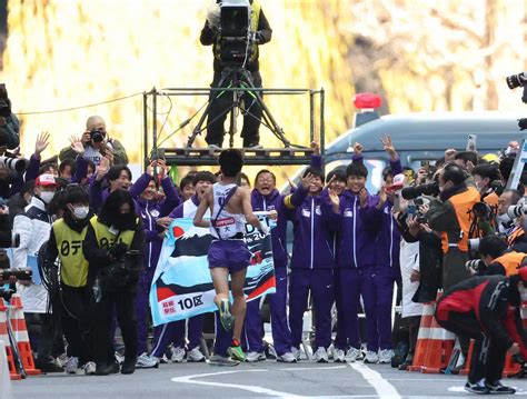 ＜第99回箱根駅伝・復路 大手町＞優勝に沸く駒大の選手ら （撮影・白鳥 佳樹） ― スポニチ Sponichi Annex スポーツ