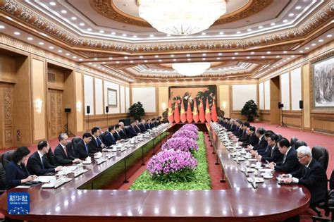 Xi Jinping Sostiene Conversaciones con Secretario General de Comité