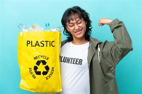 Joven argentina sosteniendo una bolsa llena de botellas de plástico