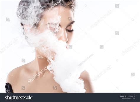 fotos de Naked girl smoking Fotos imágenes y otros productos fotográficos de stock