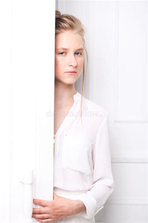 Mode Du S D enfants Belle Fille Blonde Sérieuse Songeuse Photo stock Image du beauté robe