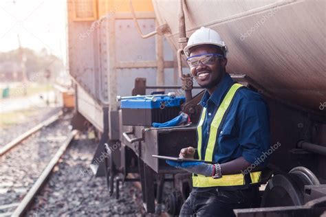 T Cnico Africano Ingeniero De M Quinas Con Un Casco Arboledas Y