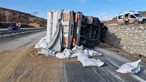 Çorum da tır devrildi sürücü yaralandı Son Dakika