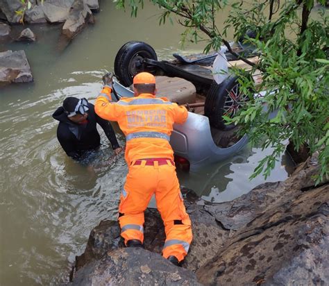 Carro Sai Da Pista Capota E Cai Dentro De Rio Em Ita Na