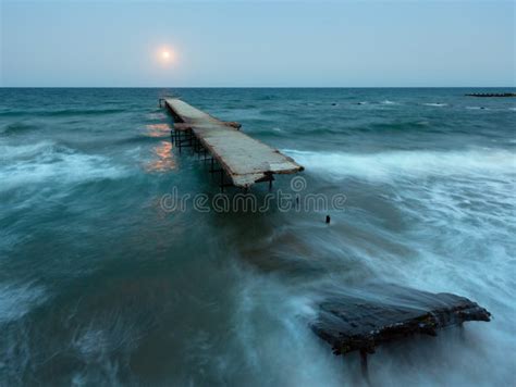 Vieille Jet E En Ruine Et Mer Avec Pleine Lune Image Stock Image Du