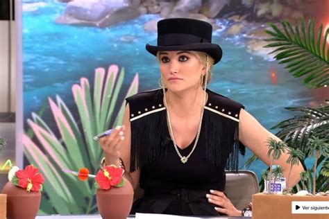 Alba Carrillo se quita la parte superior del bikini en una sesión de