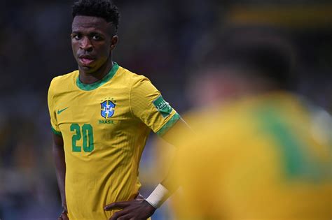 Vinícius ya manda en Brasil así fue su espectacular caño y un cambio