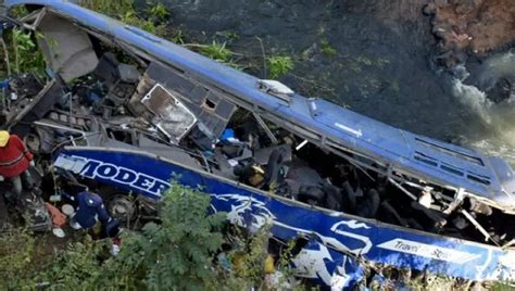 24 Fallecidos Dejó Caída De Un Autobús A Un Abismo En Perú Radio Fusión