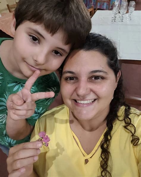 Mãe ensina seu filho de 10 anos a cozinhar para não depender de ninguém