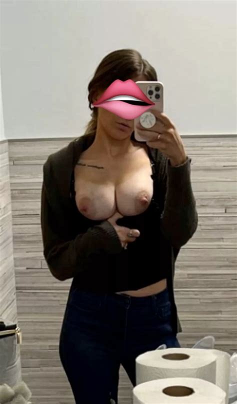 Stuck At Work But Want To Play Nudes WifeWantstoPlay NUDE PICS ORG