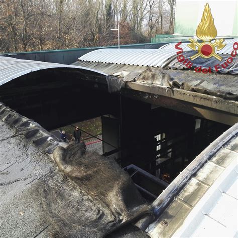 Incendio Growermetal Domate Le Fiamme Dopo Tre Ore Foto Prima Lecco